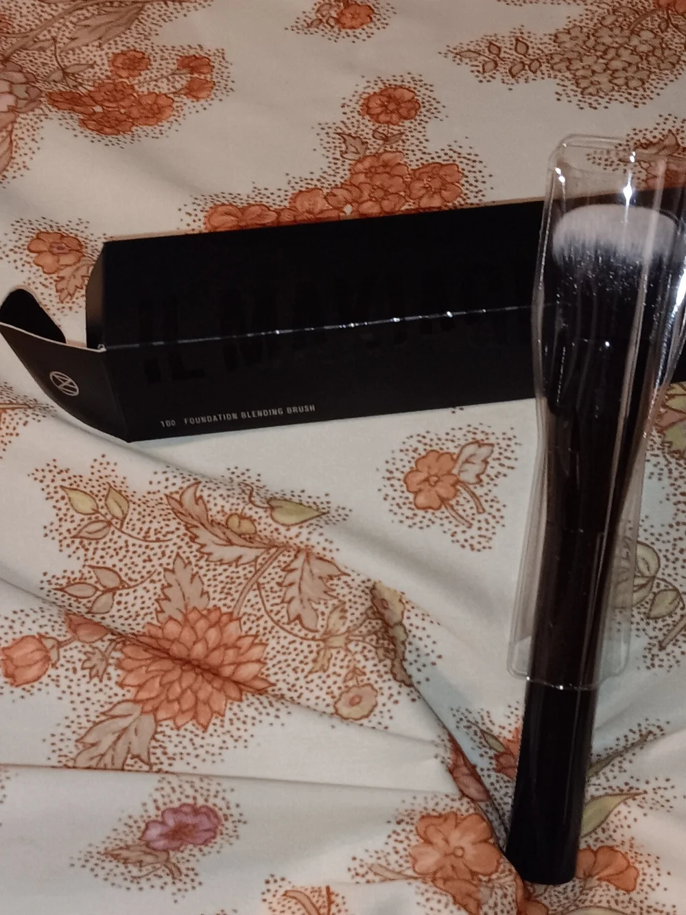 IL Makiage Foundation Brush #100 with Black Handle and White-Tipped Bristles